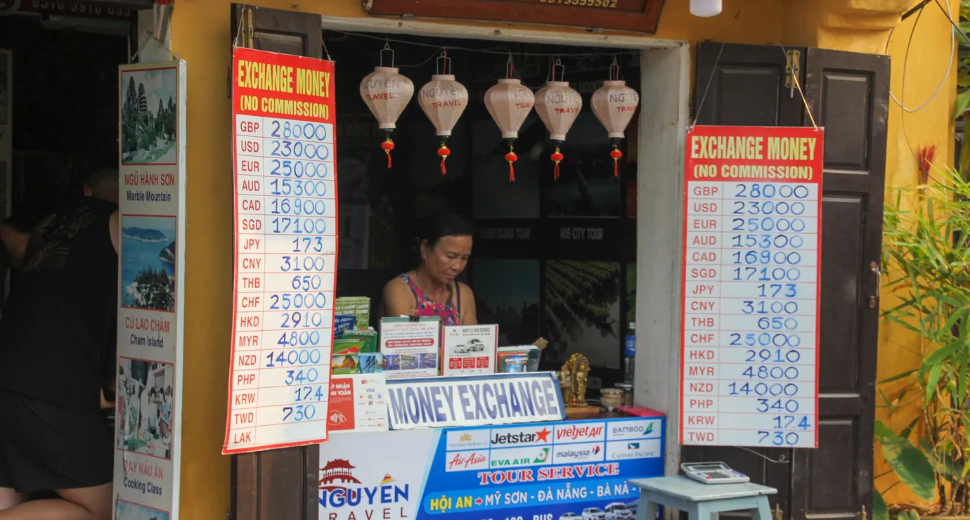 Currency exchange rates board for multi-currency payments