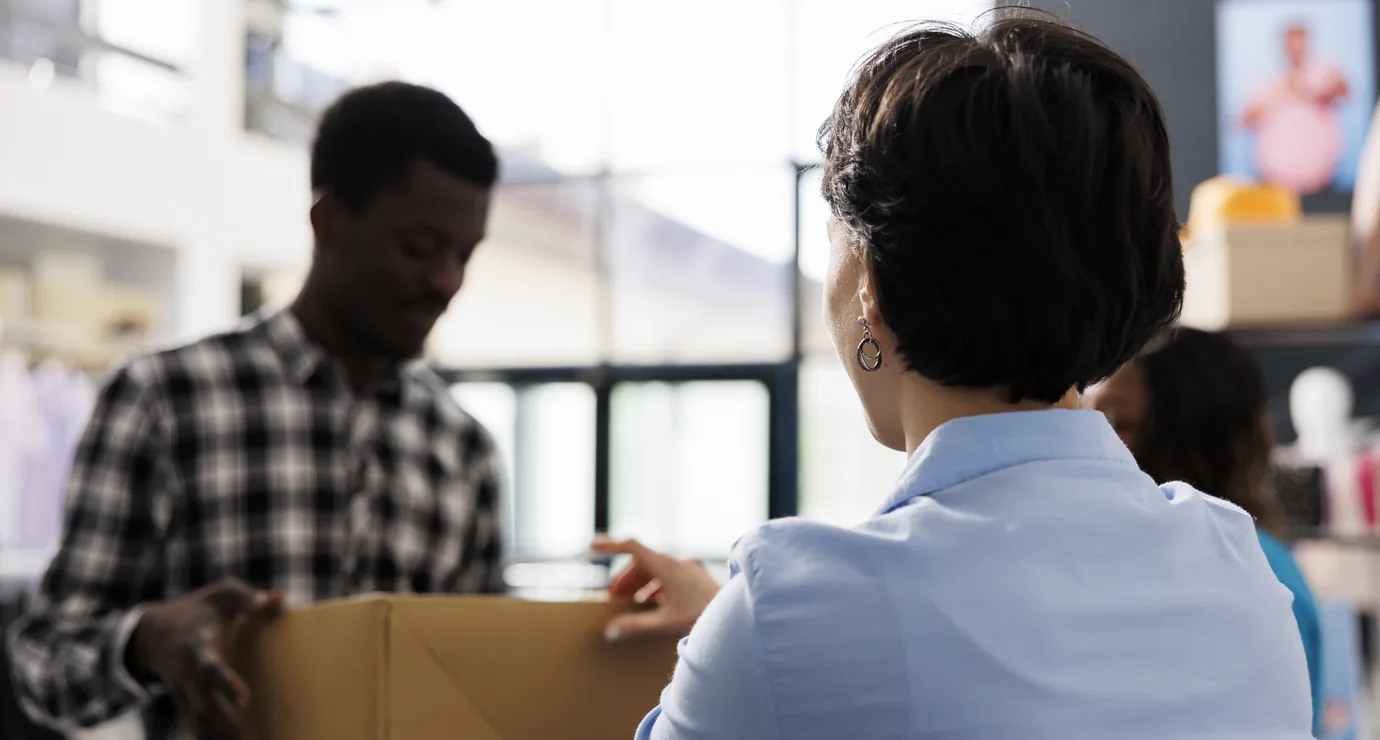 Apparel returns and exchange reverse logistics flow