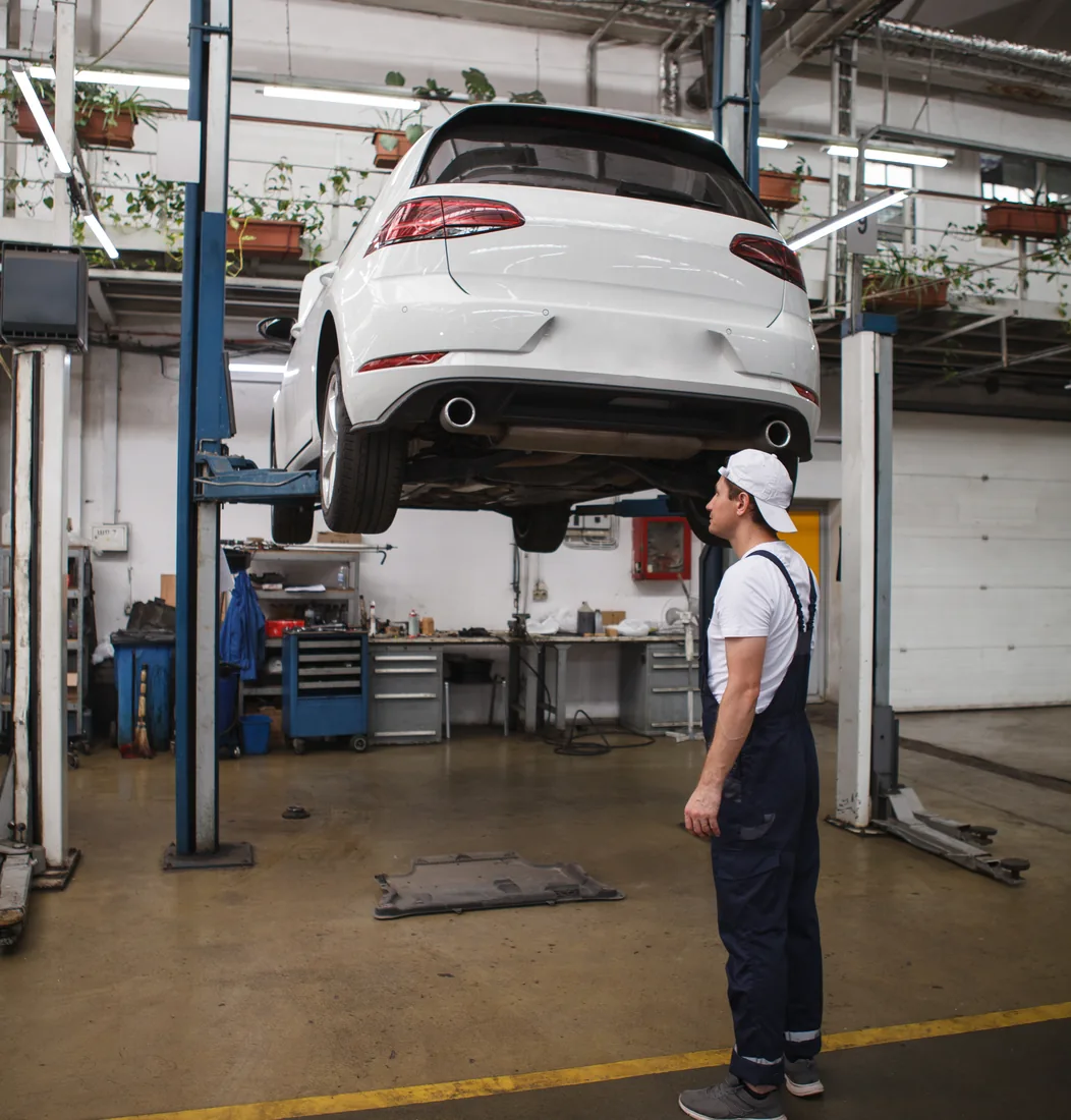 Vehicle service management software coordinating workshop bays, technicians and job cards